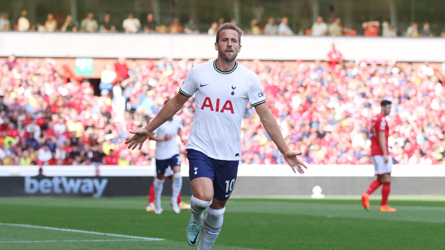 Harry Kane makes history as Tottenham barely get past Fulham