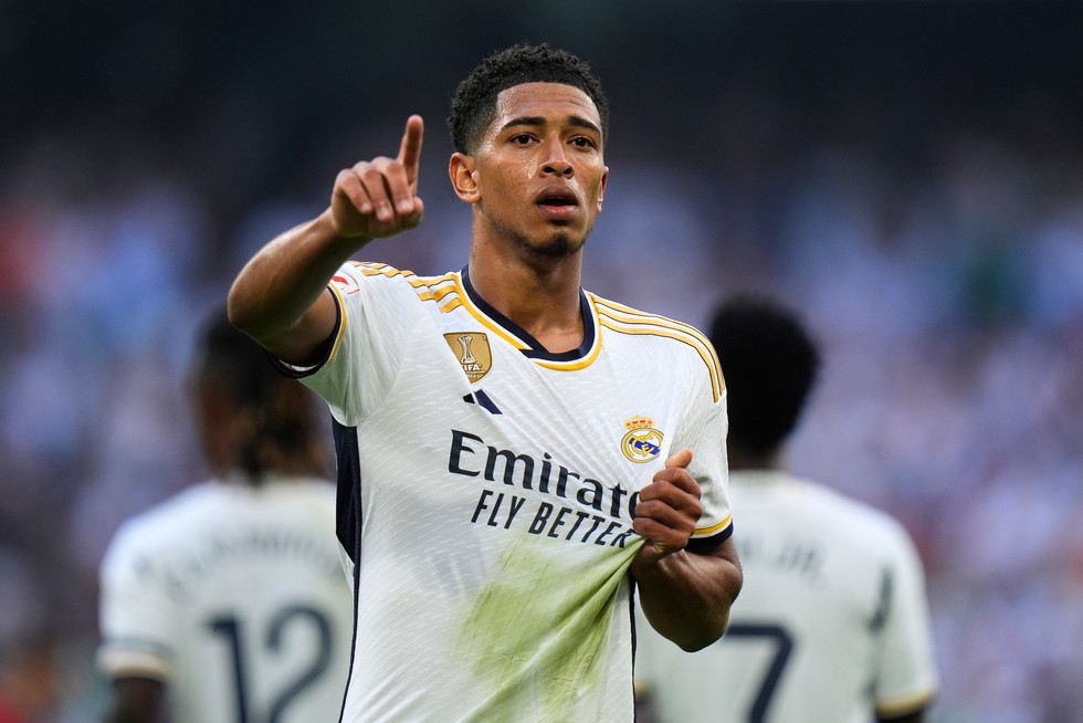 Real Madrid tops group with a 4-2 win over Napoli